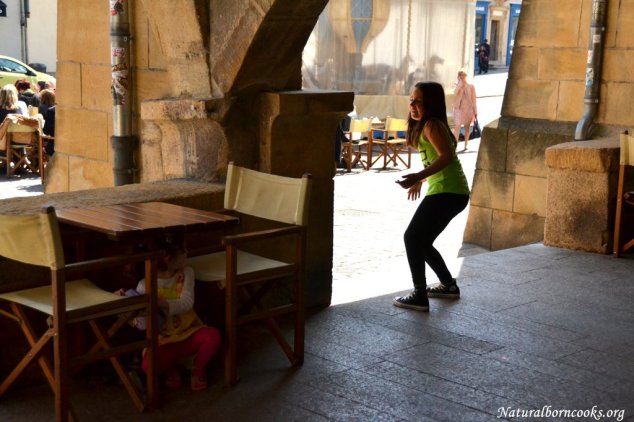 nascondino_bambina_sedia