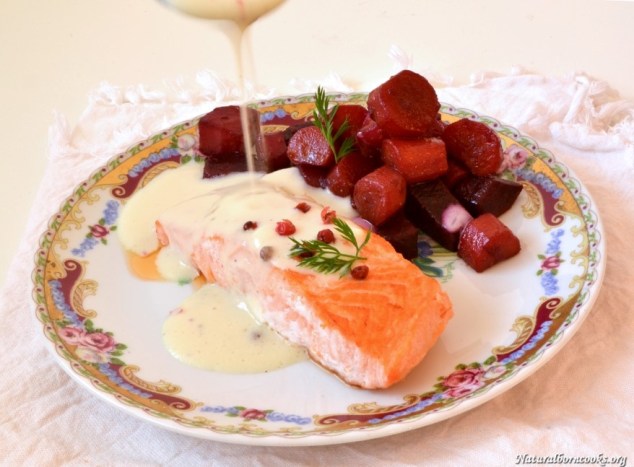 pavè_salmon_velouté_pear_pinkpepper_spoon